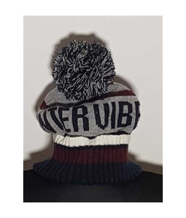 Caciula tricotata cu ciucure pentru baieti