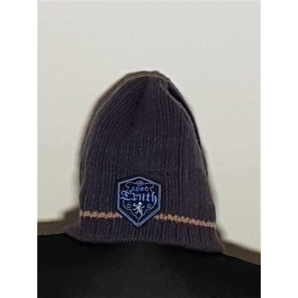 Fes tricotat pentru baieti model cu emblema