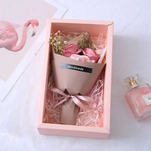 Cutiuta cu buchetel de trandafiri roz din sapun pentru Valentines Day sau 8 Martie