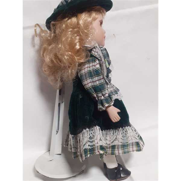 Papusa din portelan cu rochita verde in carouri 26 cm