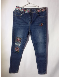 Blugi dama accesorizati cu paiete si detalii multicolore